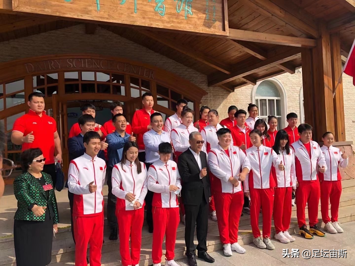 孙颖莎个人资料简介（孙颖莎回家乡获100万现金奖励，紧挨巩立姣齐坐台阶，体型反差大）-华海博客