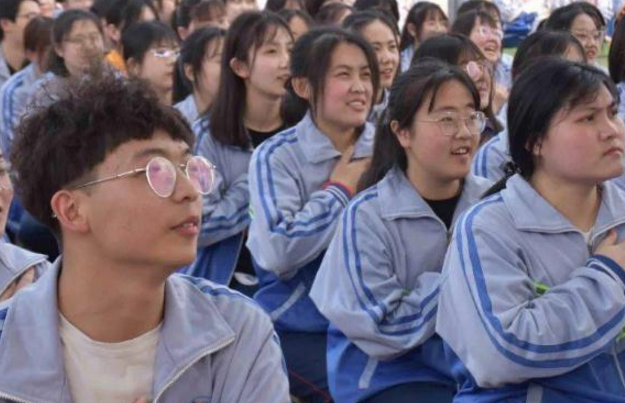 高考前的最后一课！班主任“告别”学生，一句“道歉”让学生泪目