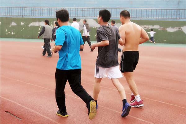 女孩学网球好还是羽毛球好(调查约120万人：比游泳和跑步更好，挥拍类运动到底好在哪里？)