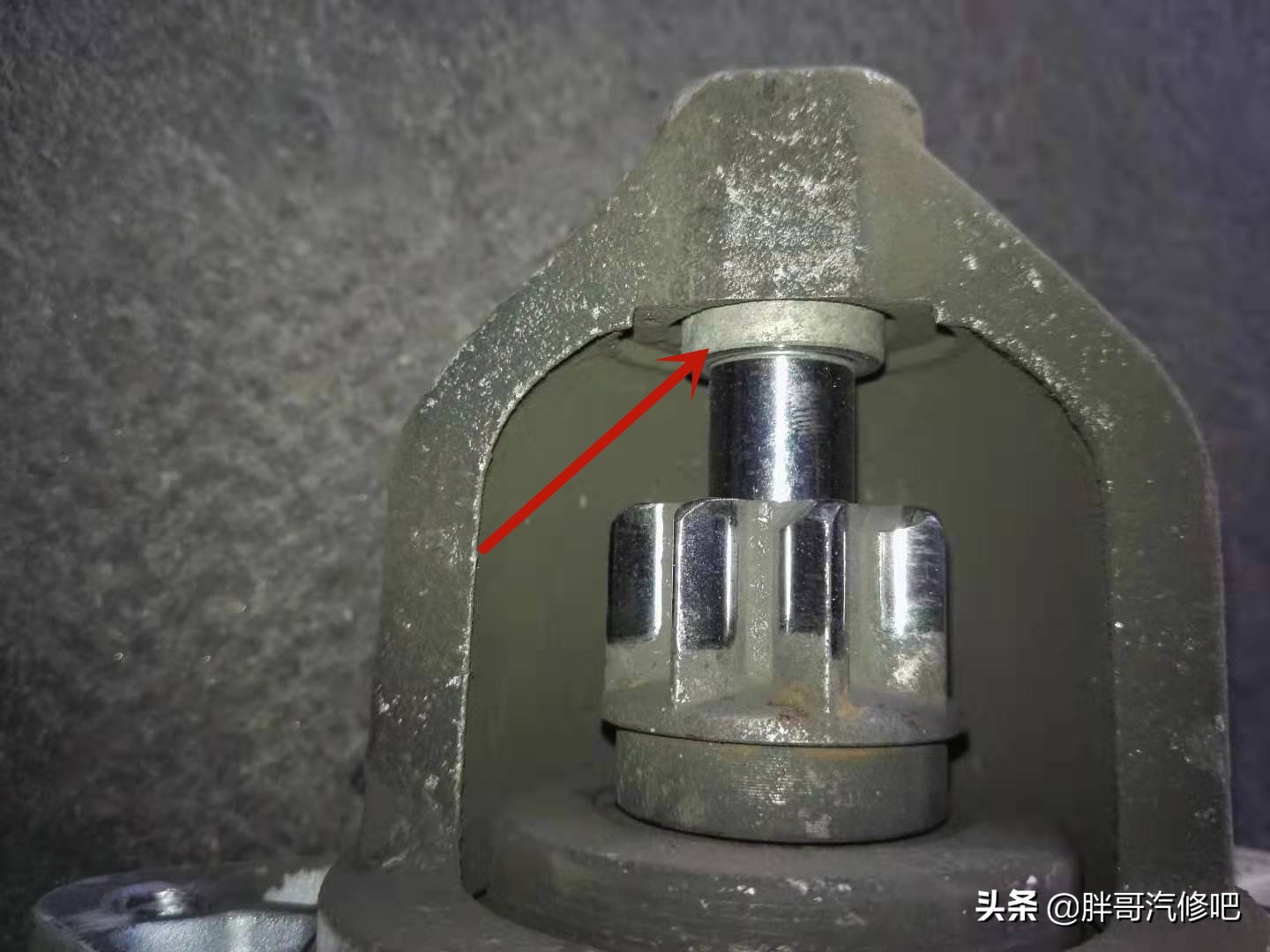 车主非正常启动车辆，然而一个小失误，变速箱被击了大窟窿