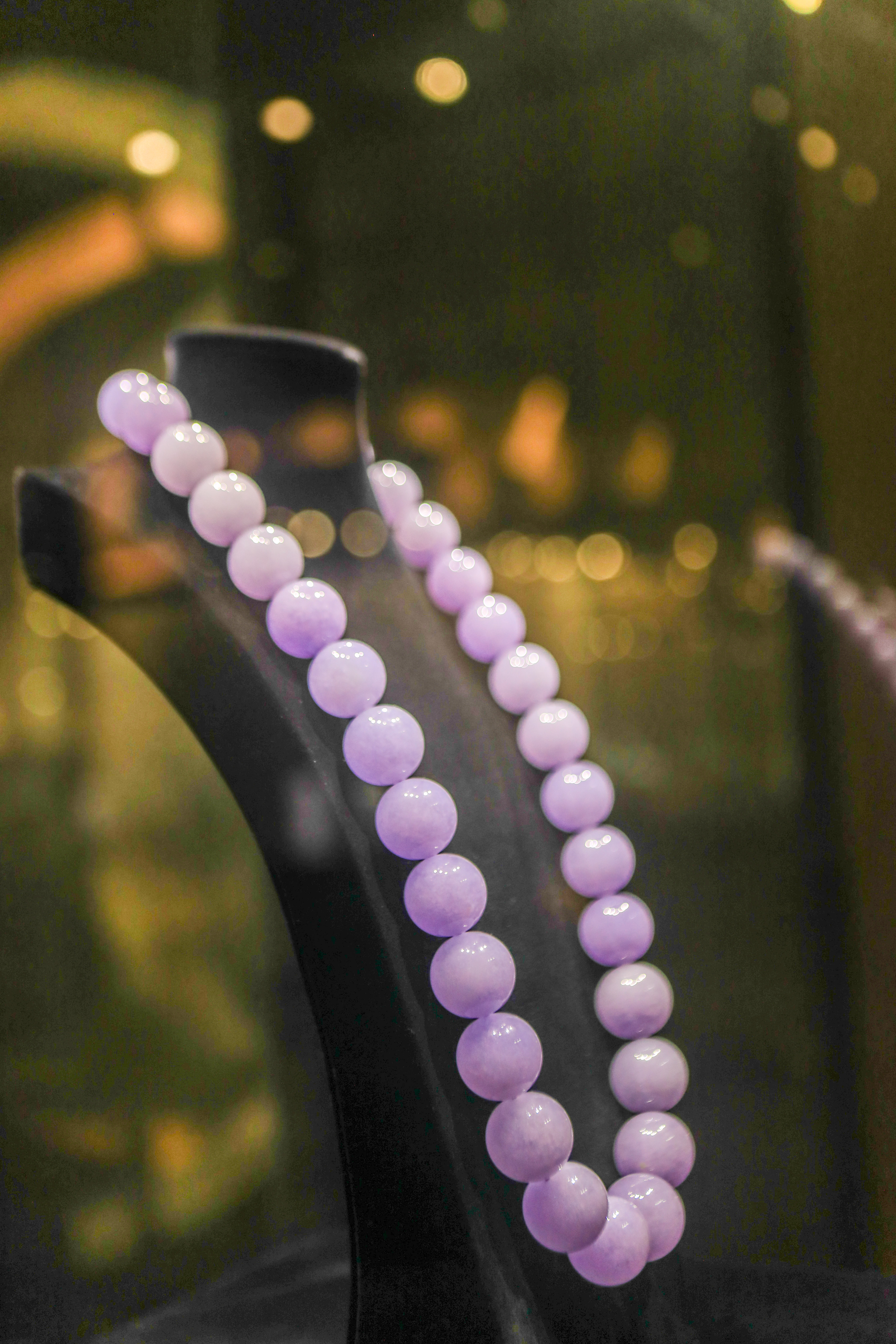 4米,宽2,9米,重量超过24吨的巨大翡翠毛石,被世界纪录协会认定为"世界