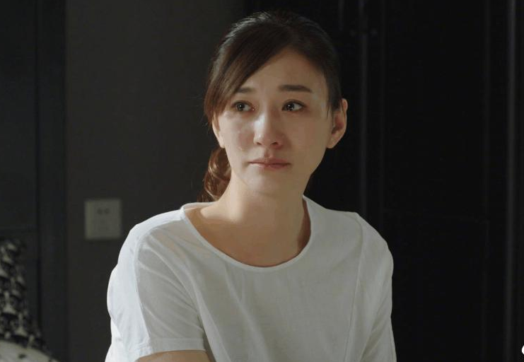 2005年李小冉进入赵宝刚《巴黎童话》剧组,因为长相又纯又y,便被身为