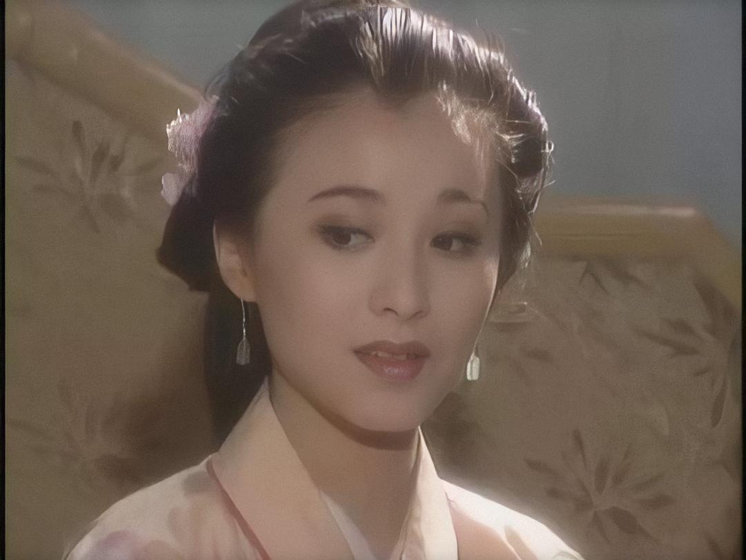在电视剧《梧桐雨》和《金粉世家》里面,徐露的民国装更是看得人心旷