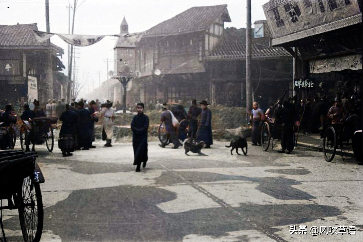 刘备墓出土后的照片(1938年的四川成都，街头耸立炸弹模型，刘备之墓古意盎然)