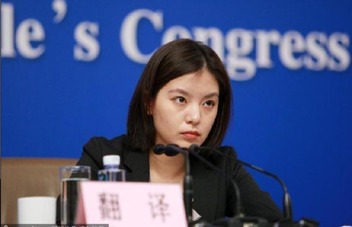 中国女翻译官燃爆了！中美交锋20分钟临场脱稿交传，太帅太牛