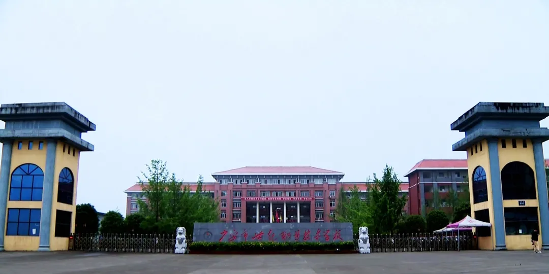 广安市世纪职业技术学校的刘萌怡同学以中职类全省第一名考入高校