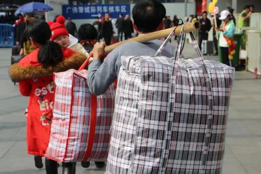 塑料编织袋既视感!十块钱俩,春运必备,主题"回家".