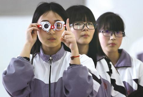 学校组织高考体检，学生不愿检查的4个项目，真想找个地缝