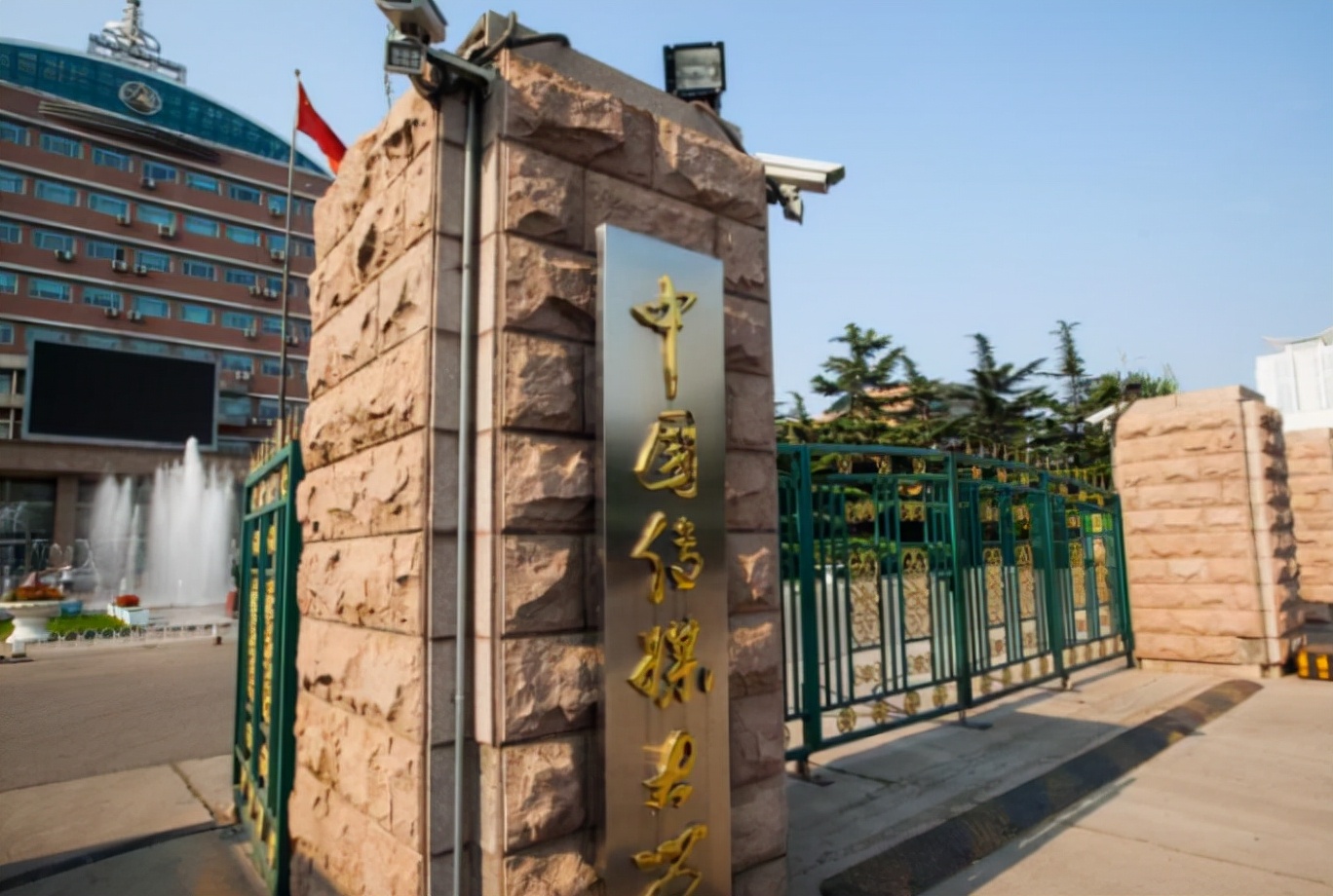 中国传媒大学校花走红，被称为千里挑一的领诵员，家庭背景曝光