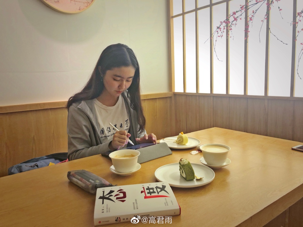 还记得当年“点读机女孩”吗？如今是美女学霸，妈妈从未担心学习