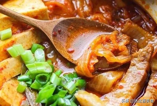 韩式辣白菜豆腐汤怎么做（简单又好吃的白菜豆腐汤做法）