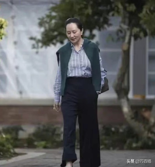 被49歲孟晚舟造型美到了！商務(wù)休閑兩手抓，品味高級(jí)又高雅
