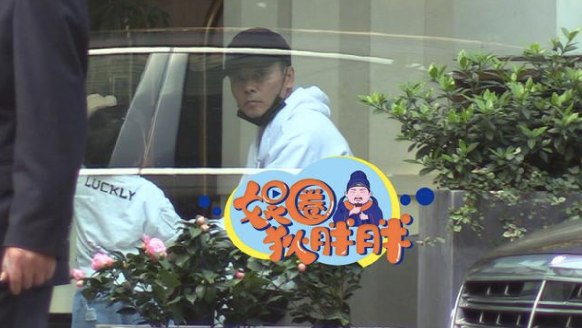 张晋独自带儿子画面被拍，父子同回公寓，鱼蛋蹦蹦跳跳活泼可爱