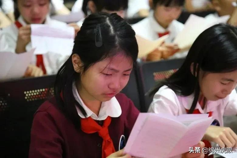 好心疼！绵阳十二三岁的娃娃，竟被学校赶下田去插秧子