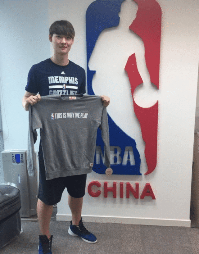 王哲林为什么不打cba(脾气见长！王哲林首谈不去NBA的原因，怼球迷：我就是窝里横)