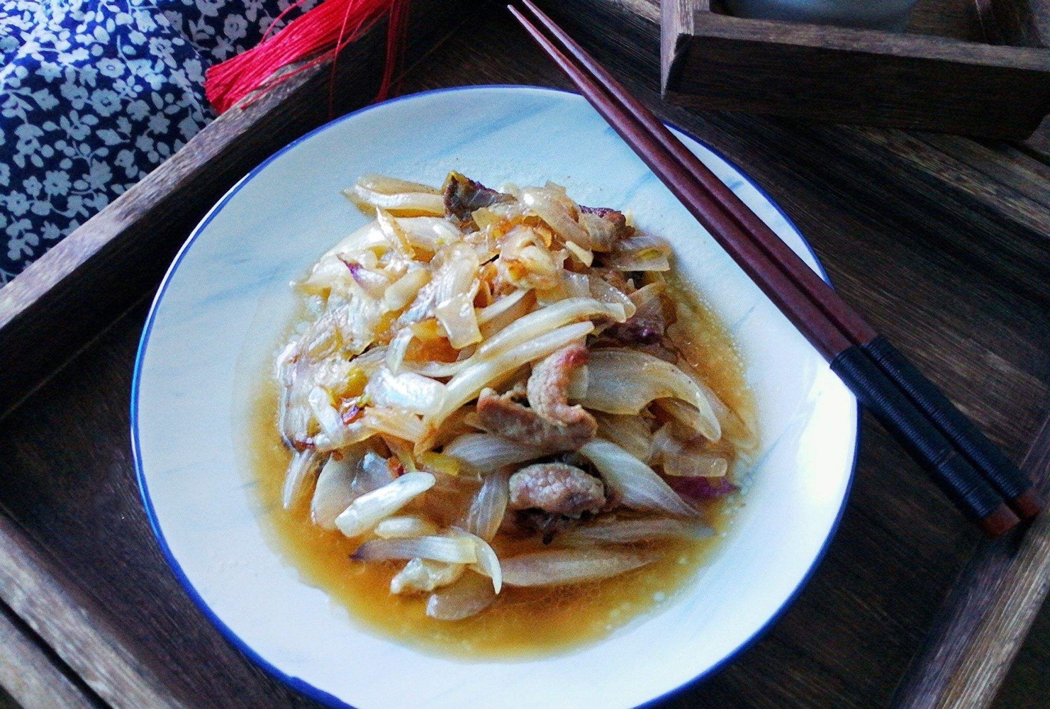 简单易做的洋葱炒肉丝,质地脆嫩,微甜带辛辣,营养丰富