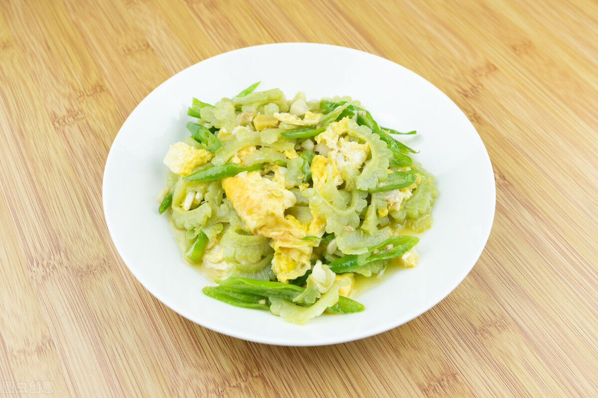 苦瓜炒鸡蛋，几个诀窍要牢记，鸡蛋滑嫩细腻，苦瓜清香爽口没苦味