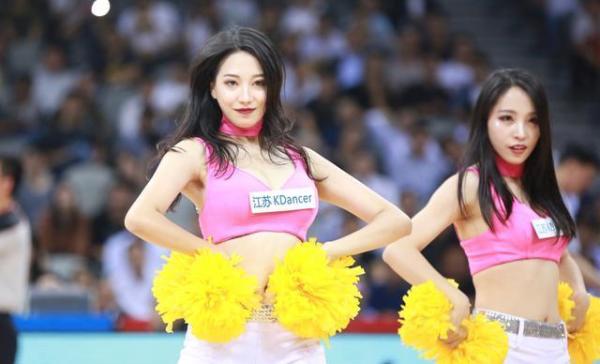 为什么nba球员不看啦啦队(NBA中场休息时，为啥不准球员看美女啦啦队表演？)