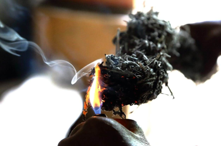 无烟不成艾,艾灸的烟对人体有害吗?无烟的艾条还是别用了