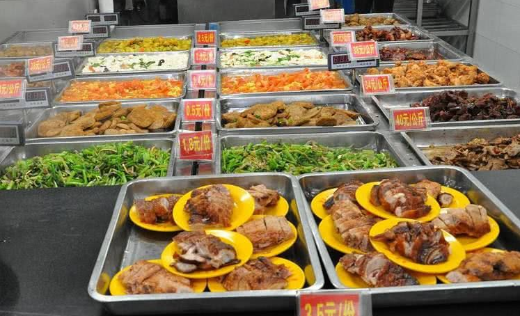 大学之间的差距不只是分数线，看完清华的食堂，同学们直呼羡慕