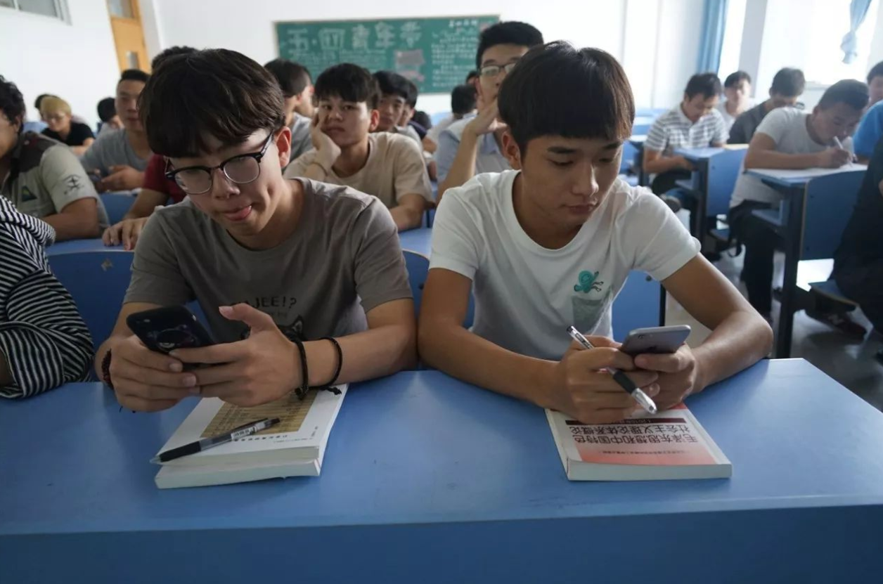 中学生“花样”藏手机，这些地方很靠谱，基本发现不了