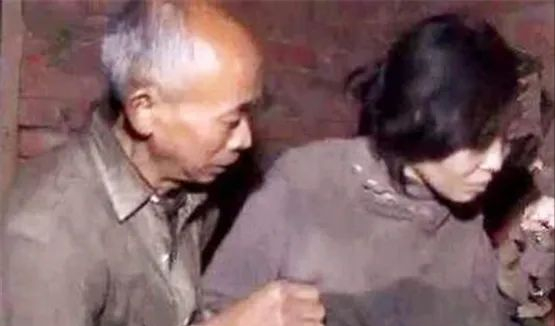 深山老汉为传宗接代，120元买下20岁大学生，两人和牲畜同住17年