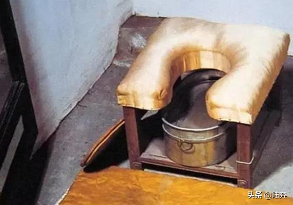 公共厕所早在3000年前就有，除了有专职管理外竟还衍生出一门生意