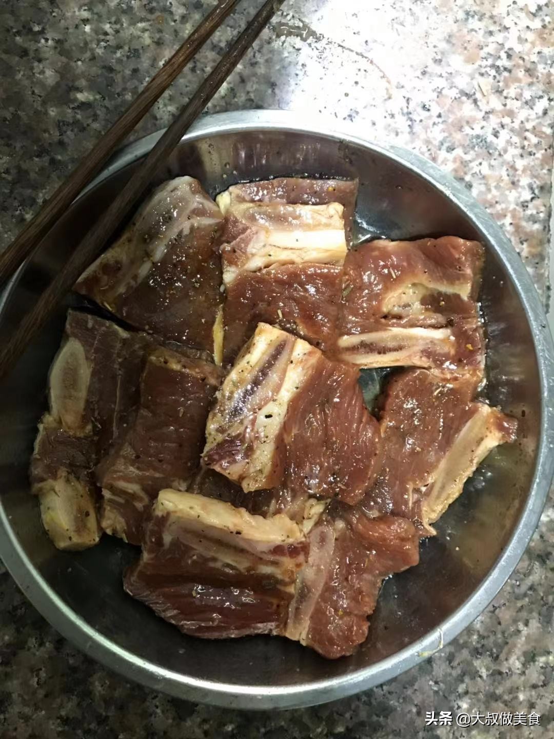 牛仔骨怎么做好吃又简单（3步就能做出鲜嫩多汁的牛仔骨）