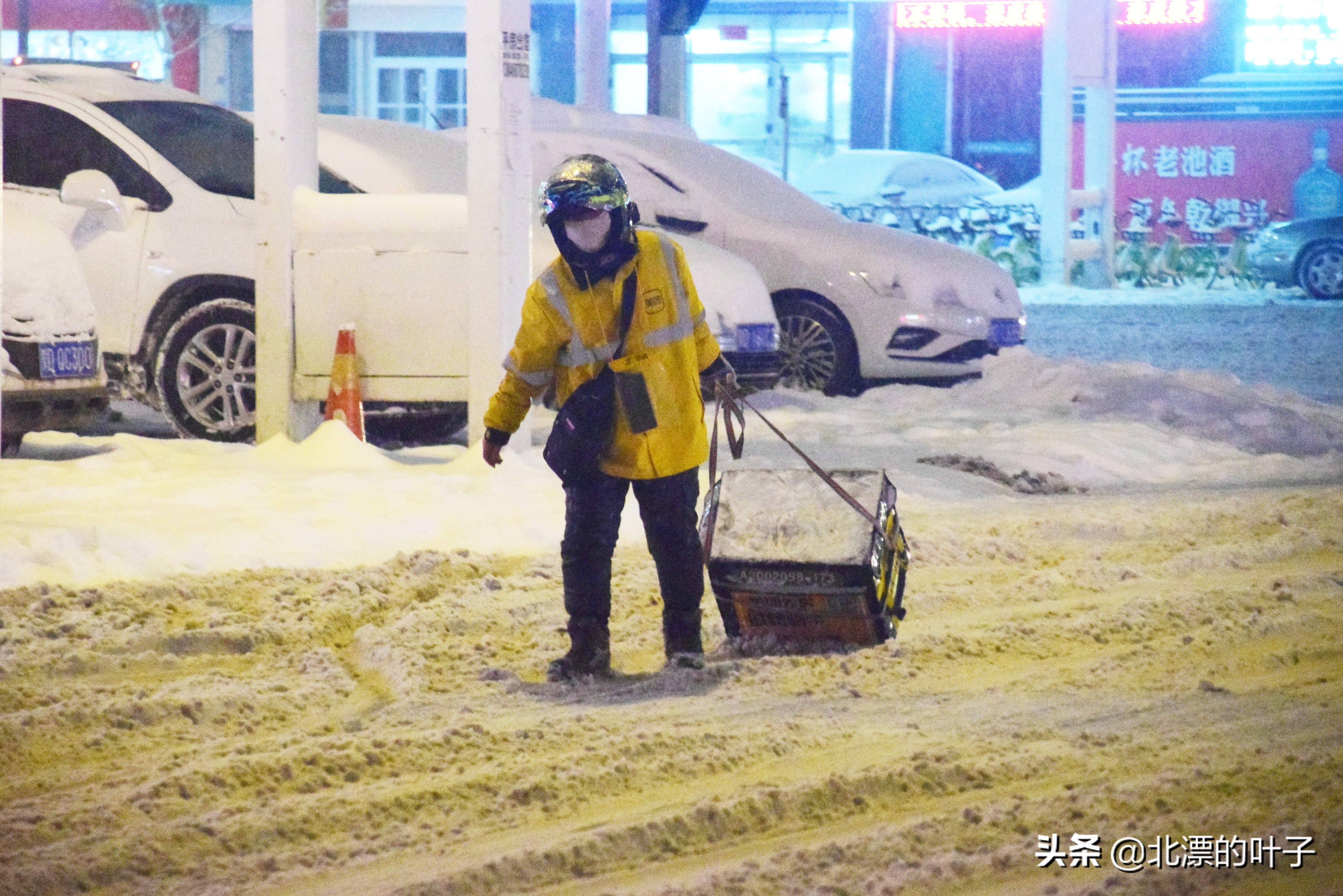 大雪之中，女士拖着箱子去送外卖，箱子坏了，恳请王兴不要扣她钱