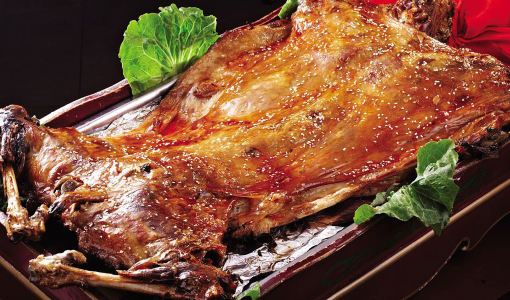 烤好的羊,外皮滋滋冒油,酥脆焦香,里面的羊肉鲜美细嫩,吃的时候可以片