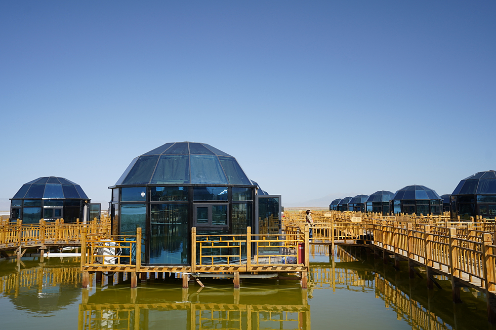青海这家酒店厉害了:躺在茶卡盐湖上,看星空与银河
