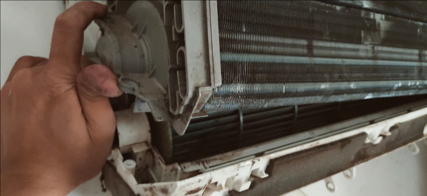 空调漏水这样处理才不会返修，空调漏水严重的处理方法