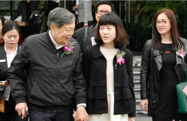 翁帆产下一子是谁的(97岁杨振宁又有了孩子?