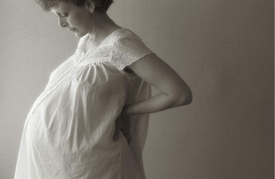 喂奶妈妈的胸有多重？产后的腰酸背痛，也不全是因为月子没做好