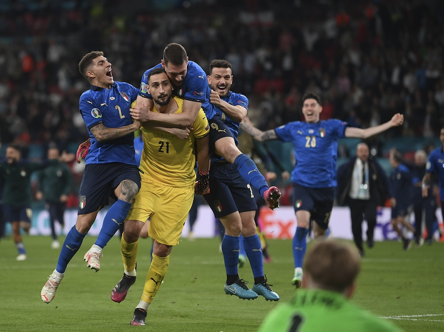 男篮欧洲杯颁奖仪式回放(欧洲杯最淡定的人:全队激情庆祝夺冠时,22岁