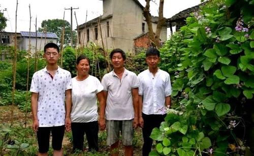 寒门贵子胡安康：父母残疾，靠吃野菜维持生活，685分考入清华