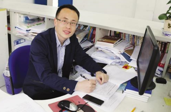 大学辅导员工资曝光，难怪985博士抢着当，网友：后悔没努力读书