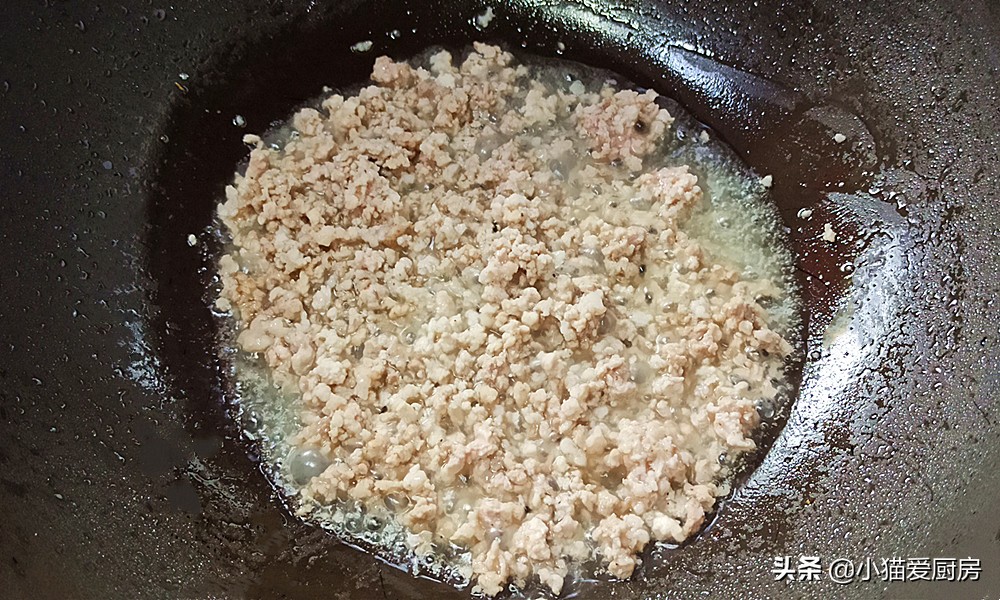 肉末炒青豆要想好吃不变色，掌握这2小技巧，鲜香又入味特下饭