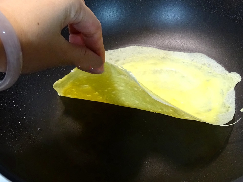 蛋包饭–蛋皮怎样不破皮、不黏锅抓住诀窍，第一次也能做好蛋包饭