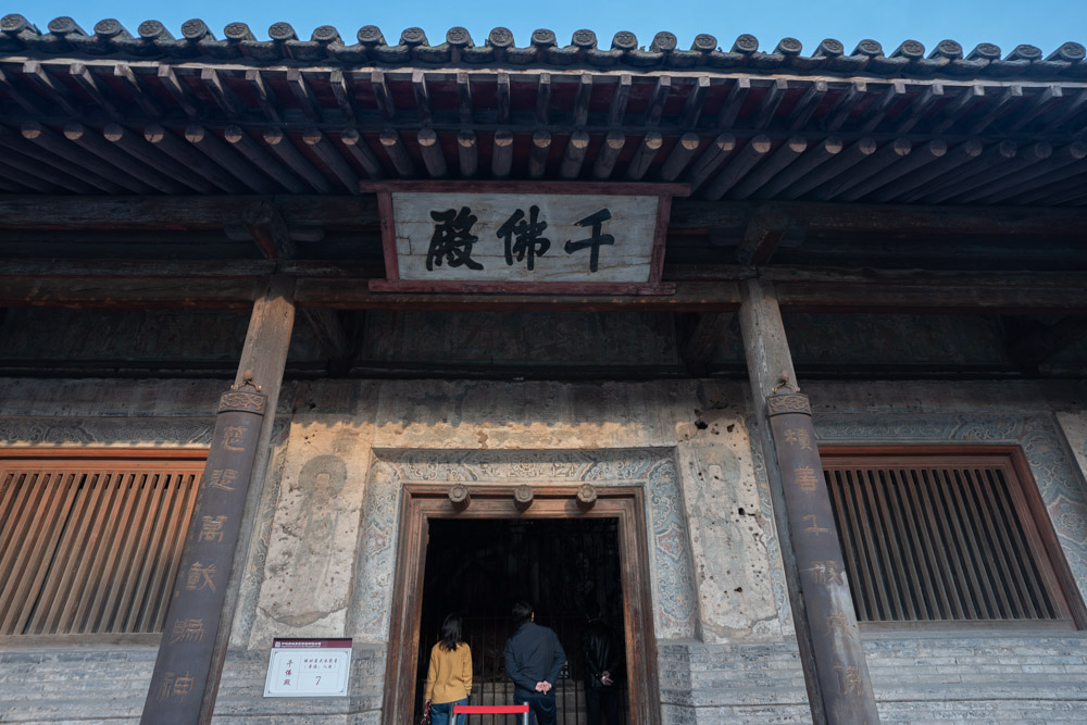 寺分前后两个院落,前院建山门天王殿和左右钟鼓二楼,正中为大殿三间
