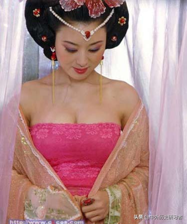 古代男子审美观：从臀部曲线到胸部标准的女性美赏析
