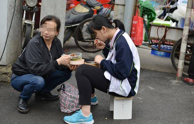 高考陪读兑现图片