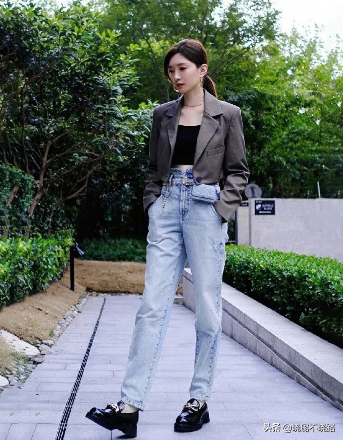 陈数带火了一种穿法，叫“西装+烟管裤”，很适合四五十岁的女人