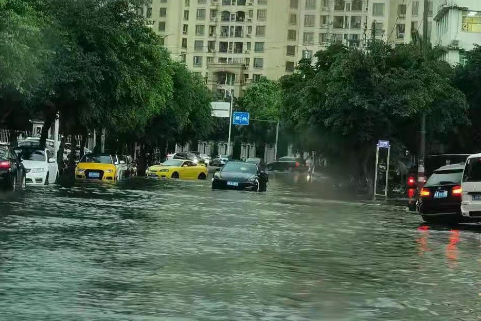 一场暴雨，车辆集体溺水？暴雨台风天如何保护爱车，防泡水