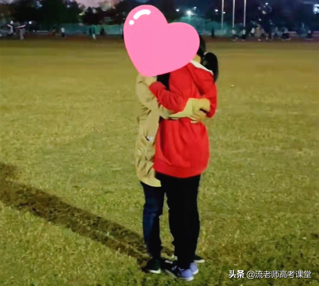 男子在校内表白女大学生引围观，看到头发，网友感叹：这才是真爱
