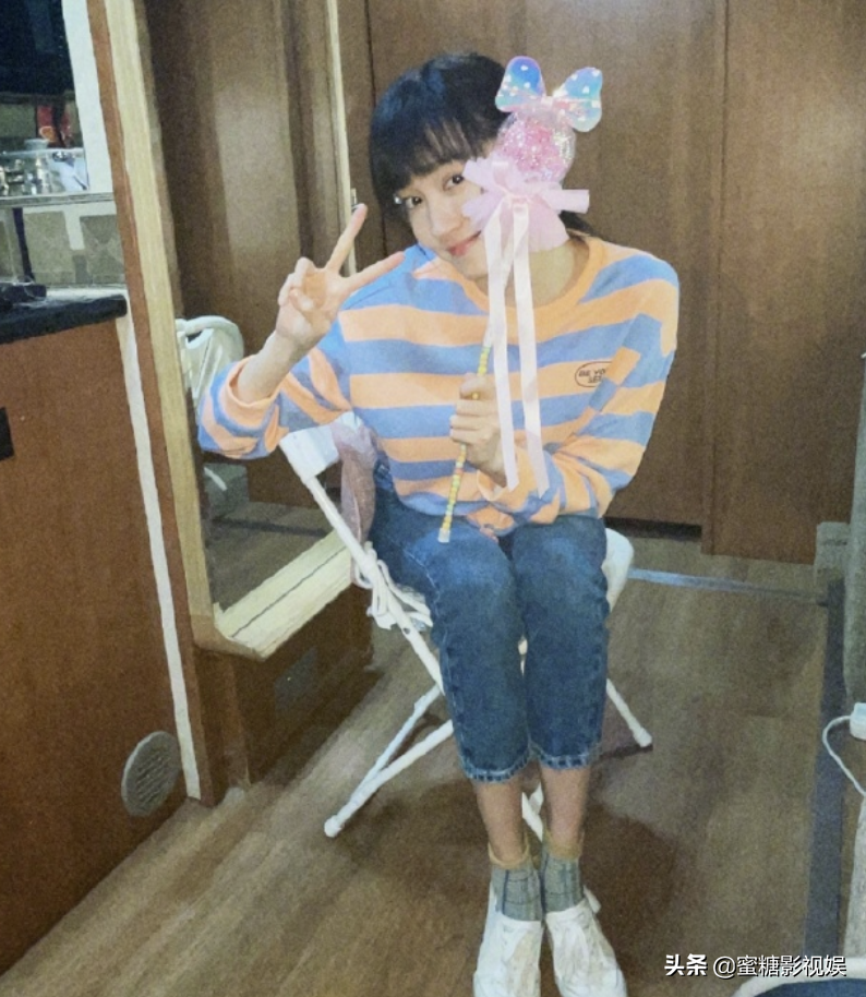 鹿晗杨紫晒好运表情包为高考生加油，王俊凯明信片上的飞机寓意好