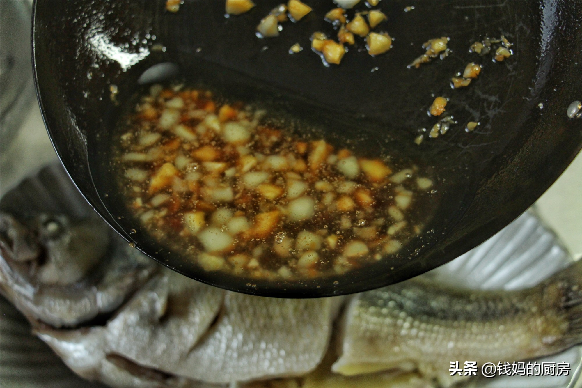 清蒸鱼用这方法，8分桌上桌，鱼肉鲜嫩多汁又不腥，比蒸锅还方便