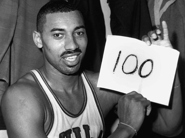 nba张伯伦100分(NBA最疯狂的一刻！张伯伦58年得100分，拿到现在大帅啥水平呢)