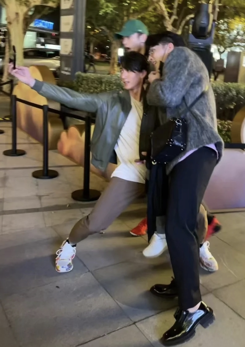 飞轮海三缺一！吴尊汪东城辰亦儒上海街头搞怪合影，炎亚纶未现身