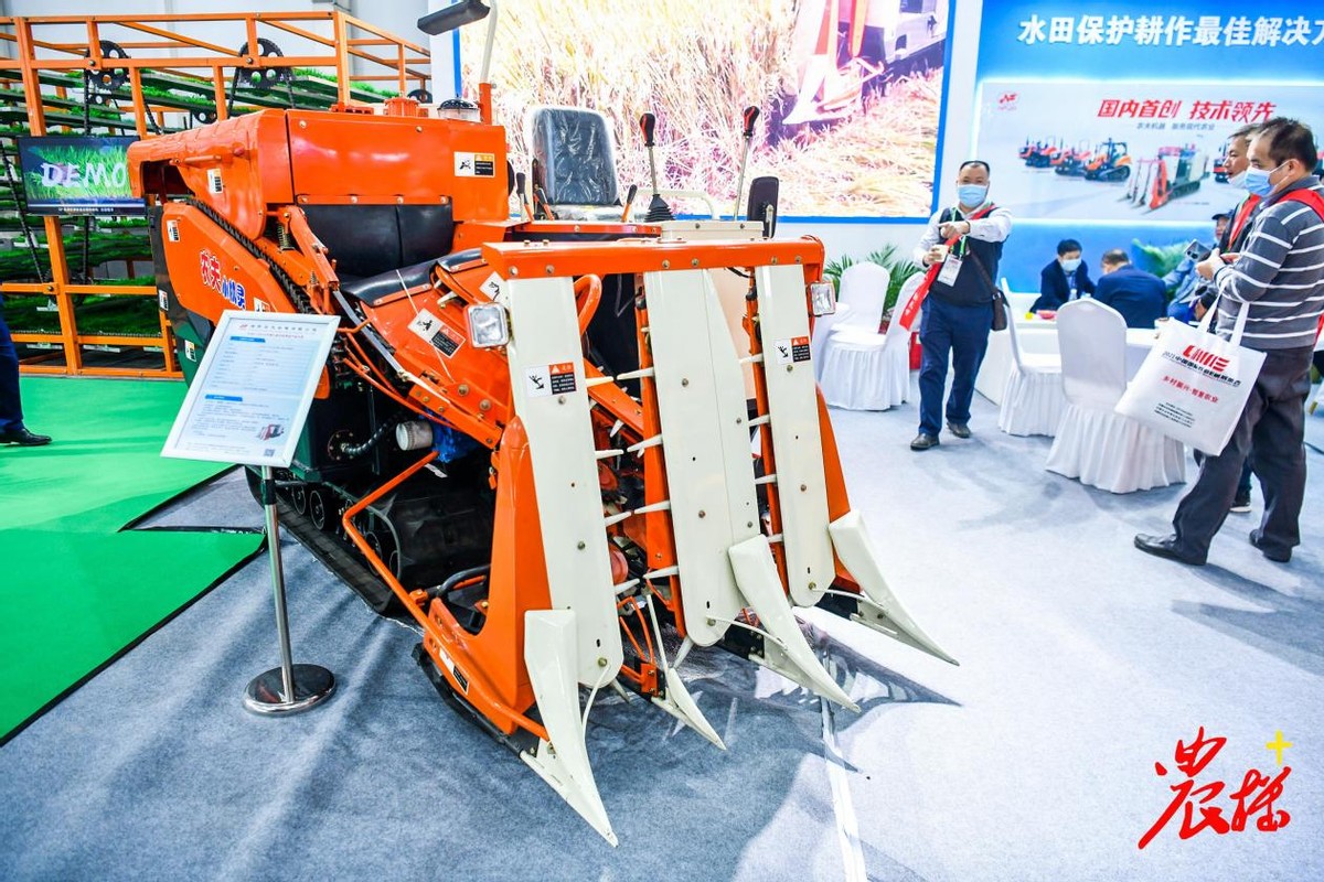 國際農(nóng)機展半喂入和小型水稻收割機